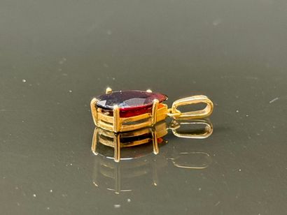 Gold pendant set with a teardrop garnet
750°/00...