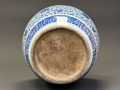 CHINE 
Vase de forme Hu en porcelaine à décor...