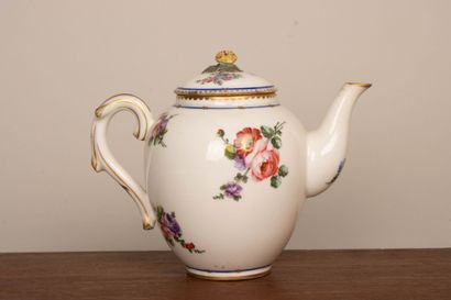 SÈVRES XVIII° siècle.
Théière en porcelaine...