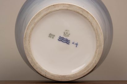 ROYAL COPENHAGUE 
Grand vase en porcelaine...