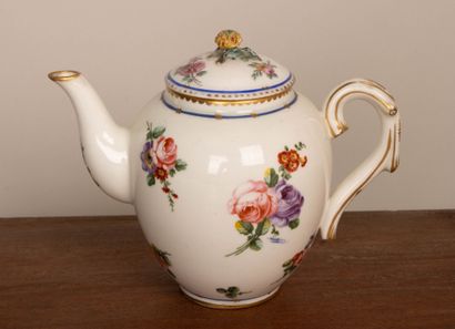 SÈVRES XVIII° siècle.
Théière en porcelaine...