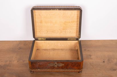 Coffret en placage de loupe souligné d'une...