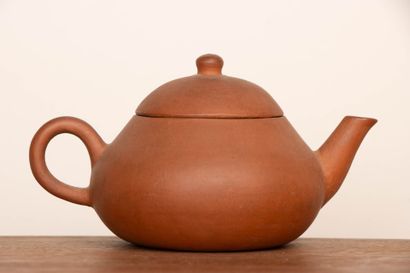 CHINE.
Petite théière en grès de Yixing.
Cachet...
