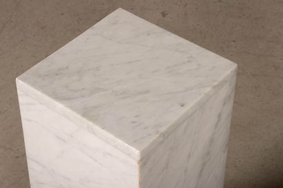 Deux colonnes support en placage de marbre.
Années...