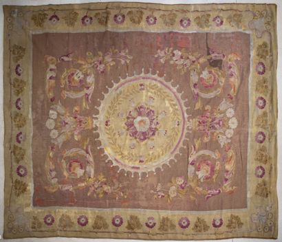 AUBUSSON Grand tapis tissé à décor de rosace...