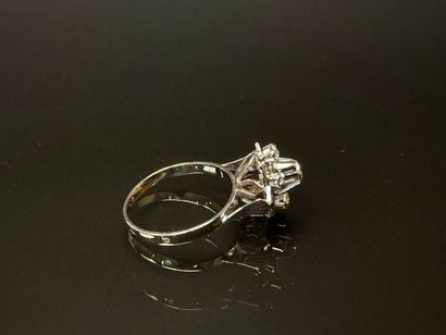 White gold ring set with rose-cut diamonds.
750°/00...