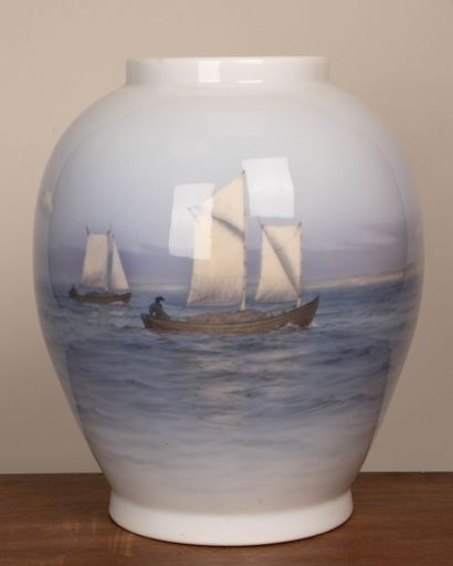 ROYAL COPENHAGUE 
Grand vase en porcelaine...