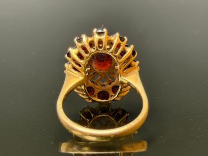 Daisy ring in gold and garnets.
750°/00 gold
TDD...