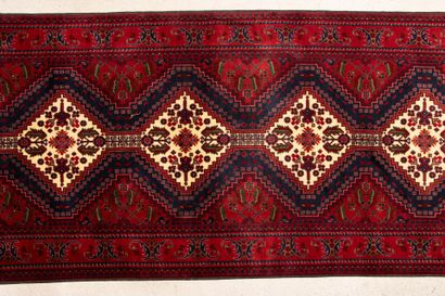 Grand tapis galerie en laine, tissé main.
Afghanistan...