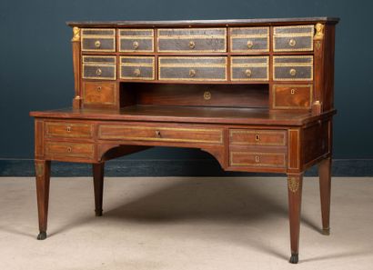 Large bureau à gradin en placage d' acajou...