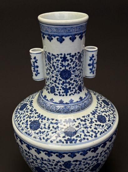 CHINE 
Vase de forme Hu en porcelaine à décor...