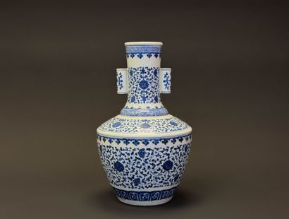 CHINE 
Vase de forme Hu en porcelaine à décor...