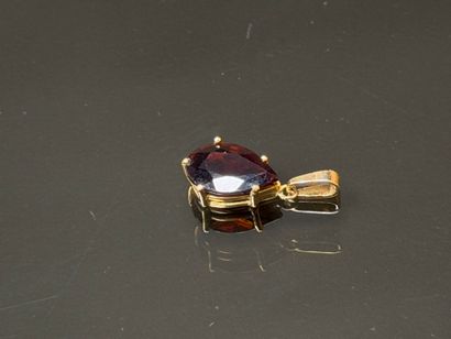 Gold pendant set with a teardrop garnet
750°/00...