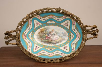 Coupe en porcelaine à décor de scène galante...
