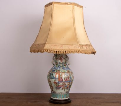 Vase en porcelaine de Canton à émaux polychrome...