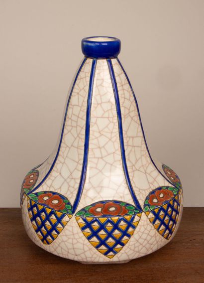 LONGWY 
Vase de forme toupie en émaux polychrome...