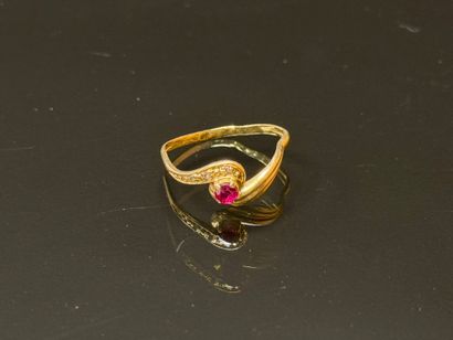 Gold ring set with a red stone.
750°/00 gold.
TDD...