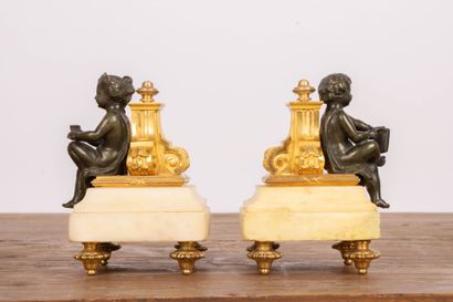 Paire de statuettes en bronze doré et patiné...