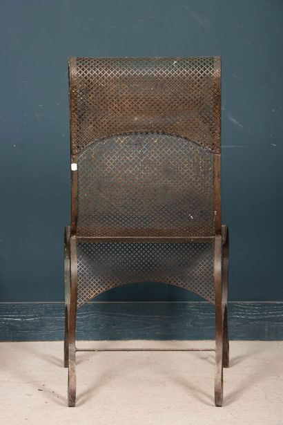 Suite de quatre larges chaises en métal et...