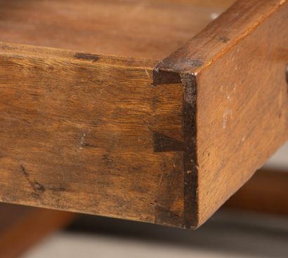 Bureau plat en noyer, quatre pieds balustres...
