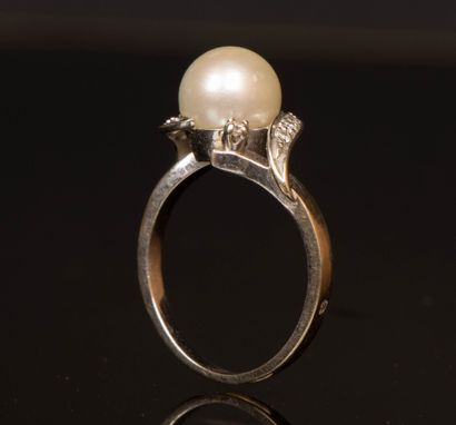 White gold ring set with a cultured pearl...