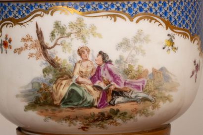 MEISSEN.
Pot couvert en porcelaine ornée...