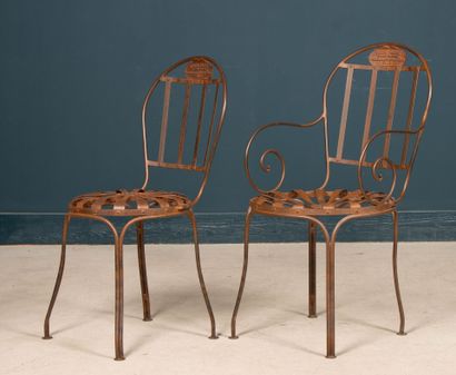 Ensemble de quatre chaises et deux fauteuils...