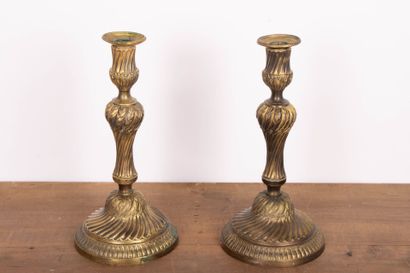 Paire de flambeaux en bronze , richement...