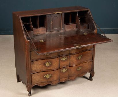 Commode scriban en acajou mouluré, à abattant...