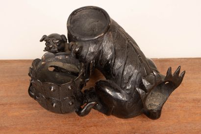 Chien de Fô et son petit, en bronze patiné,...