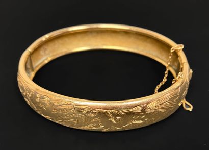 Semi-rigid gold bracelet with engraved flowers.
750°/00...