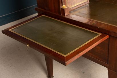 Large bureau à gradin en placage d' acajou...