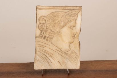 ART ROMAIN. 
Fragment de bas-relief en marbre...