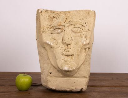 Importante pierre taillée à décor de visage...