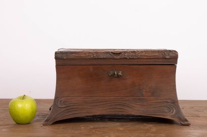 Coffret en bois sculpté à décor de Vénus...