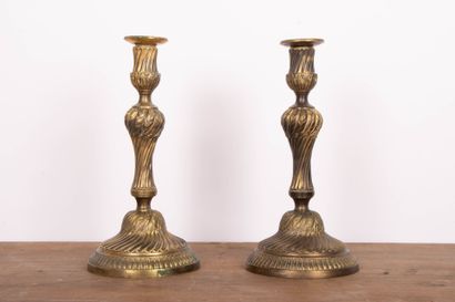 Paire de flambeaux en bronze , richement...