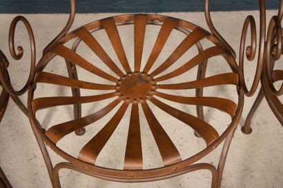 Ensemble de quatre chaises et deux fauteuils...