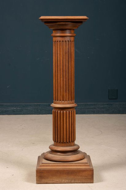 Colonne de présentation en noyer, fût cannelé.
Napoléon...