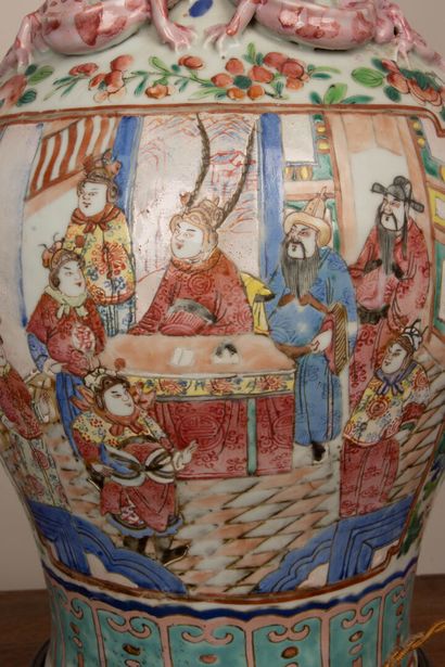 Vase en porcelaine de Canton à émaux polychrome...