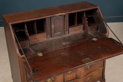 Commode scriban en acajou mouluré, à abattant...