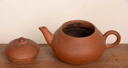 CHINE.
Petite théière en grès de Yixing.
Cachet...