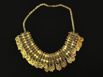 Gold choker necklace with radiating pendants.
Indian...