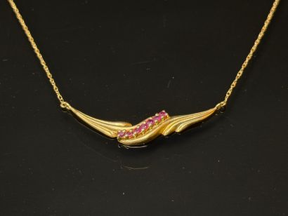 Gold necklace set with a line of garnets.
750°/00...