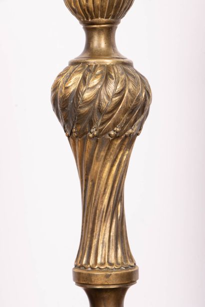 Paire de flambeaux en bronze , richement...