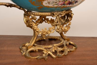 Coupe en porcelaine à décor de scène galante...