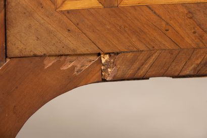 Petite commode ventrue marquetée de fleurs,...