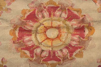 AUBUSSON attribué à 
Grand tapis tissé à...