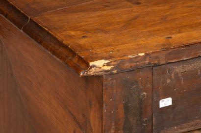 Commode à façade arbalète en noyer mouluré,...