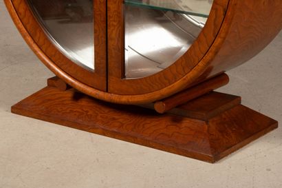 Vitrine de forme ovale en placage de loupe,...