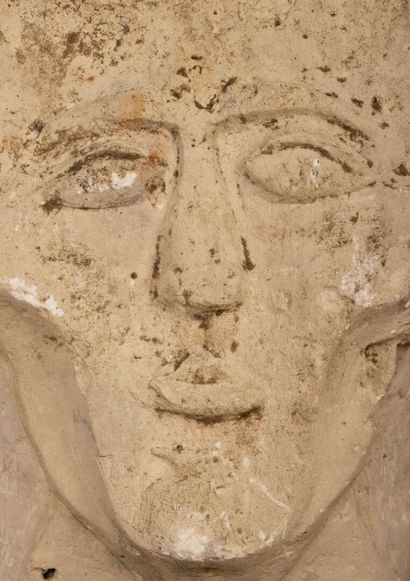 Importante pierre taillée à décor de visage...